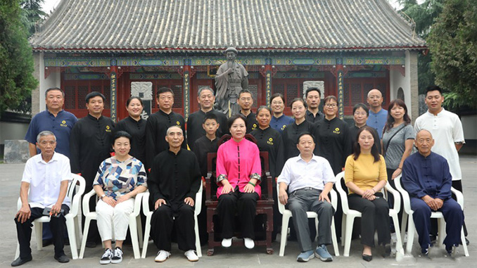 太极拳名家翟慧丽在陈家沟太极拳祖祠开山收徒