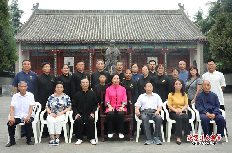 太极拳名家翟慧丽在陈家沟太极拳祖祠开山收徒