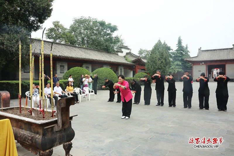 太极拳名家翟慧丽在陈家沟太极拳祖祠开山收徒