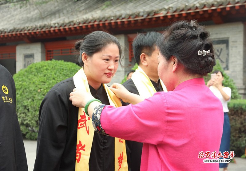 太极拳名家翟慧丽在陈家沟太极拳祖祠开山收徒