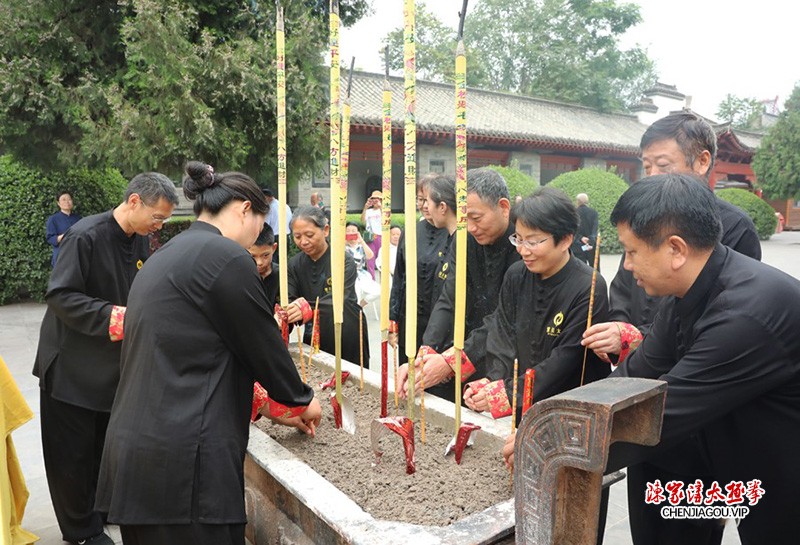 太极拳名家翟慧丽在陈家沟太极拳祖祠开山收徒