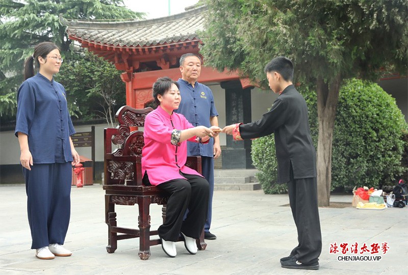 太极拳名家翟慧丽在陈家沟太极拳祖祠开山收徒