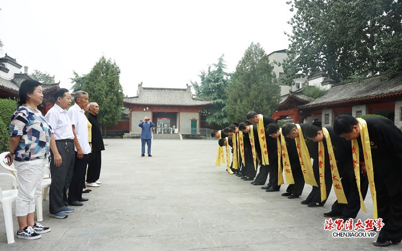 太极拳名家翟慧丽在陈家沟太极拳祖祠开山收徒