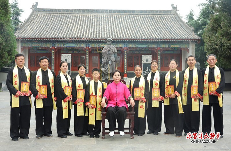 太极拳名家翟慧丽在陈家沟太极拳祖祠开山收徒