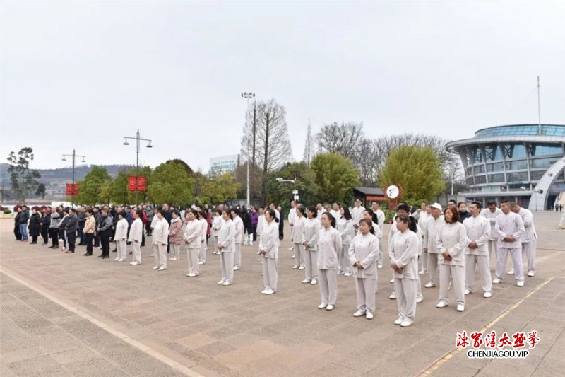 云南泸西举办太极拳公益培训，百余人跟随名师杨合发练拳忙