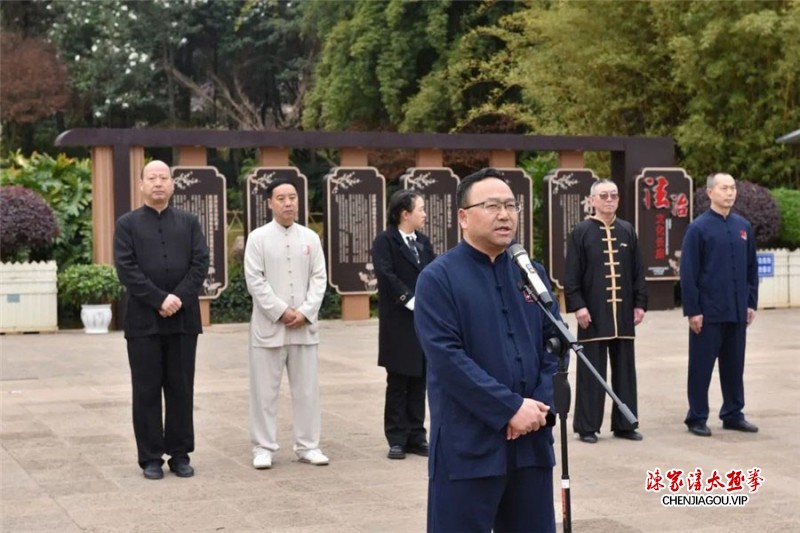 云南泸西举办太极拳公益培训，百余人跟随名师杨合发练拳忙