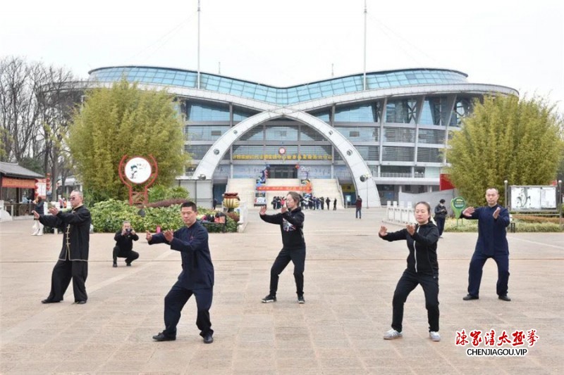 云南泸西举办太极拳公益培训，百余人跟随名师杨合发练拳忙