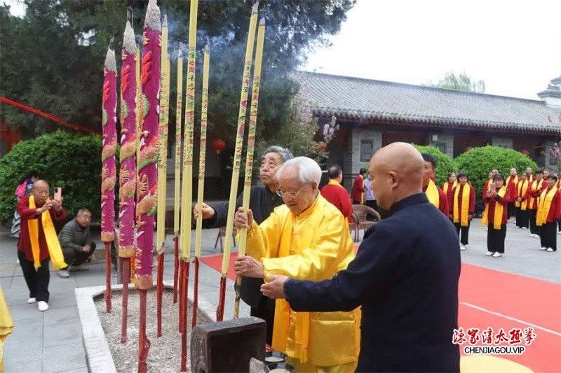 百岁太极拳大师陈全忠率百余名弟子传人于陈家沟寻根祭祖