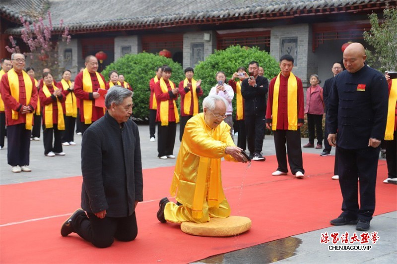 百岁太极拳大师陈全忠率百余名弟子传人于陈家沟寻根祭祖