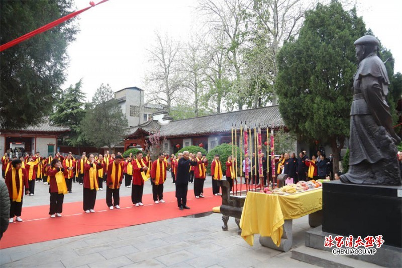 百岁太极拳大师陈全忠率百余名弟子传人于陈家沟寻根祭祖