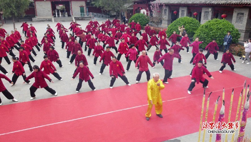 百岁太极拳大师陈全忠率百余名弟子传人于陈家沟寻根祭祖