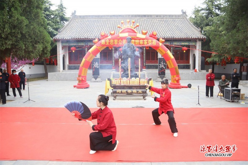 百岁太极拳大师陈全忠率百余名弟子传人于陈家沟寻根祭祖