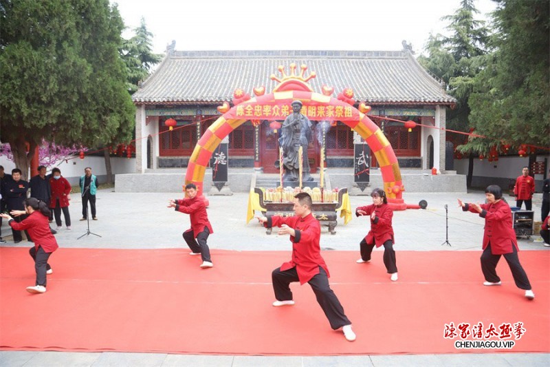 百岁太极拳大师陈全忠率百余名弟子传人于陈家沟寻根祭祖